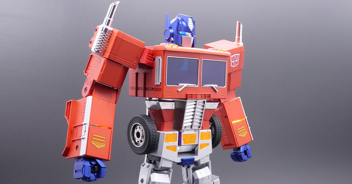El nuevo juego Optimus Prime Transformers de $ 700 camina y se transforma por sí solo