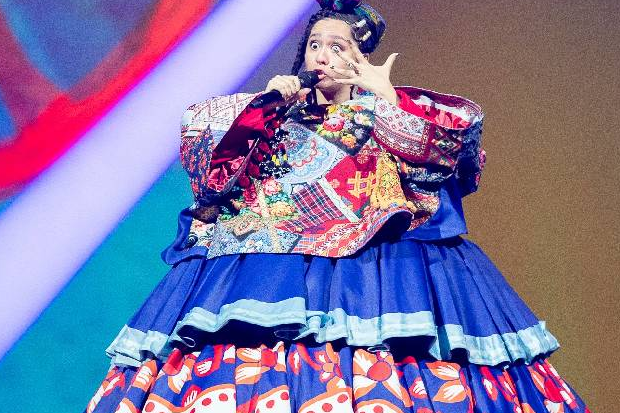 Los fanáticos de Eurovisión elogian el desempeño de Rusia mientras el elenco usa un vestido gigante