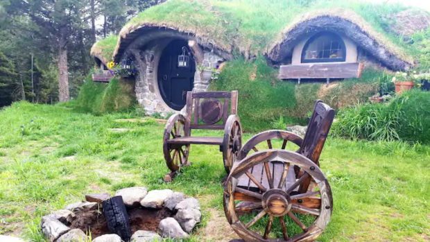 Los propietarios de Airbnb con temática del Hobbit de Columbia Británica se enfrentan a una campaña de Warner Bros.