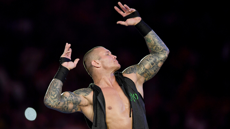 Randy Orton regresa a WWE RAW y RKOs Riddle