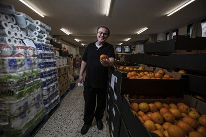 Padre Gonzalo Ruiberez en el banco de alimentos de su parroquia.