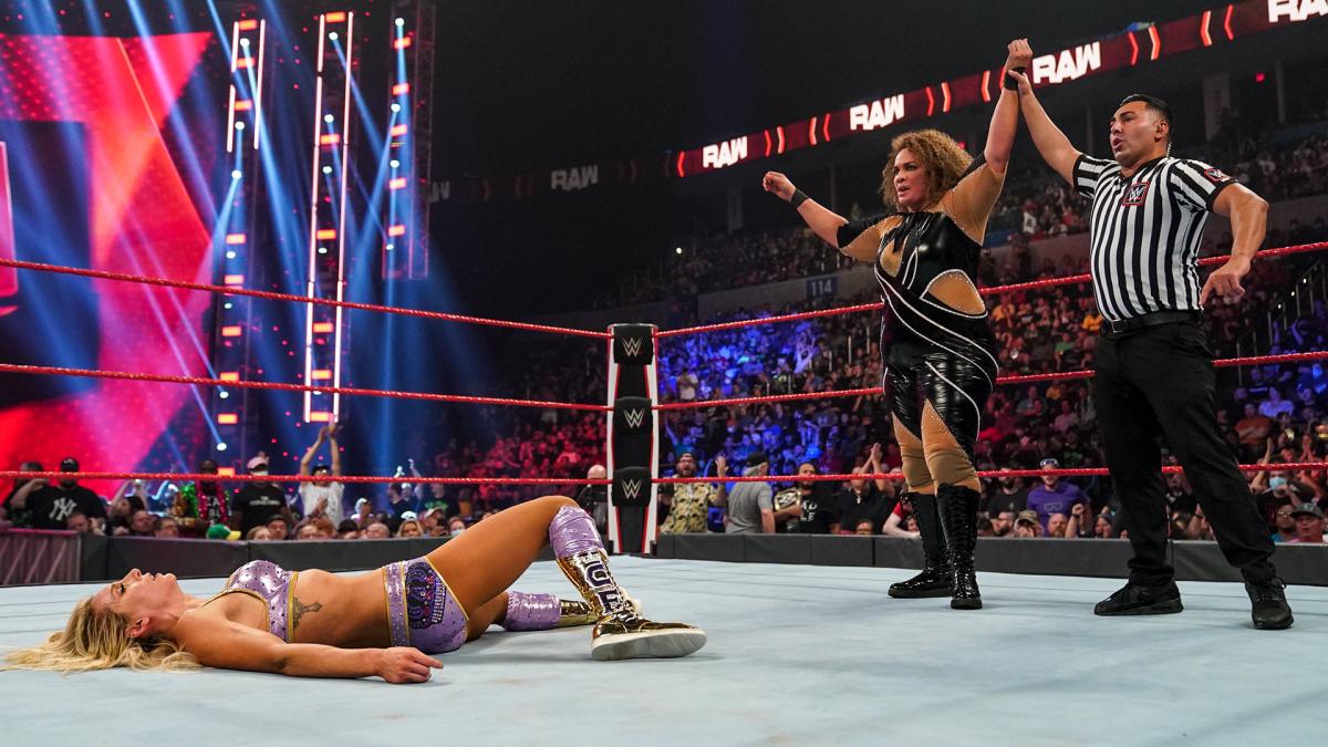Charlotte Flair y Nia Jax gritan después de un duro combate de WWE RAW
