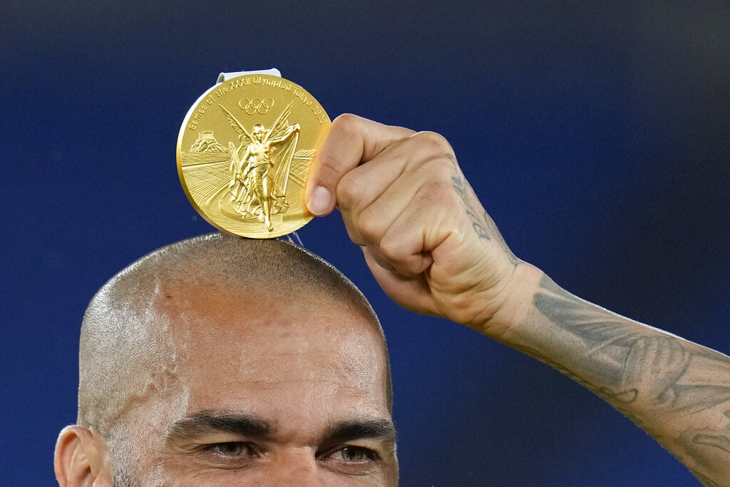 A la edad de 38 años, Alves ayudó a Brasil a ganar la medalla de oro al vencer a España.