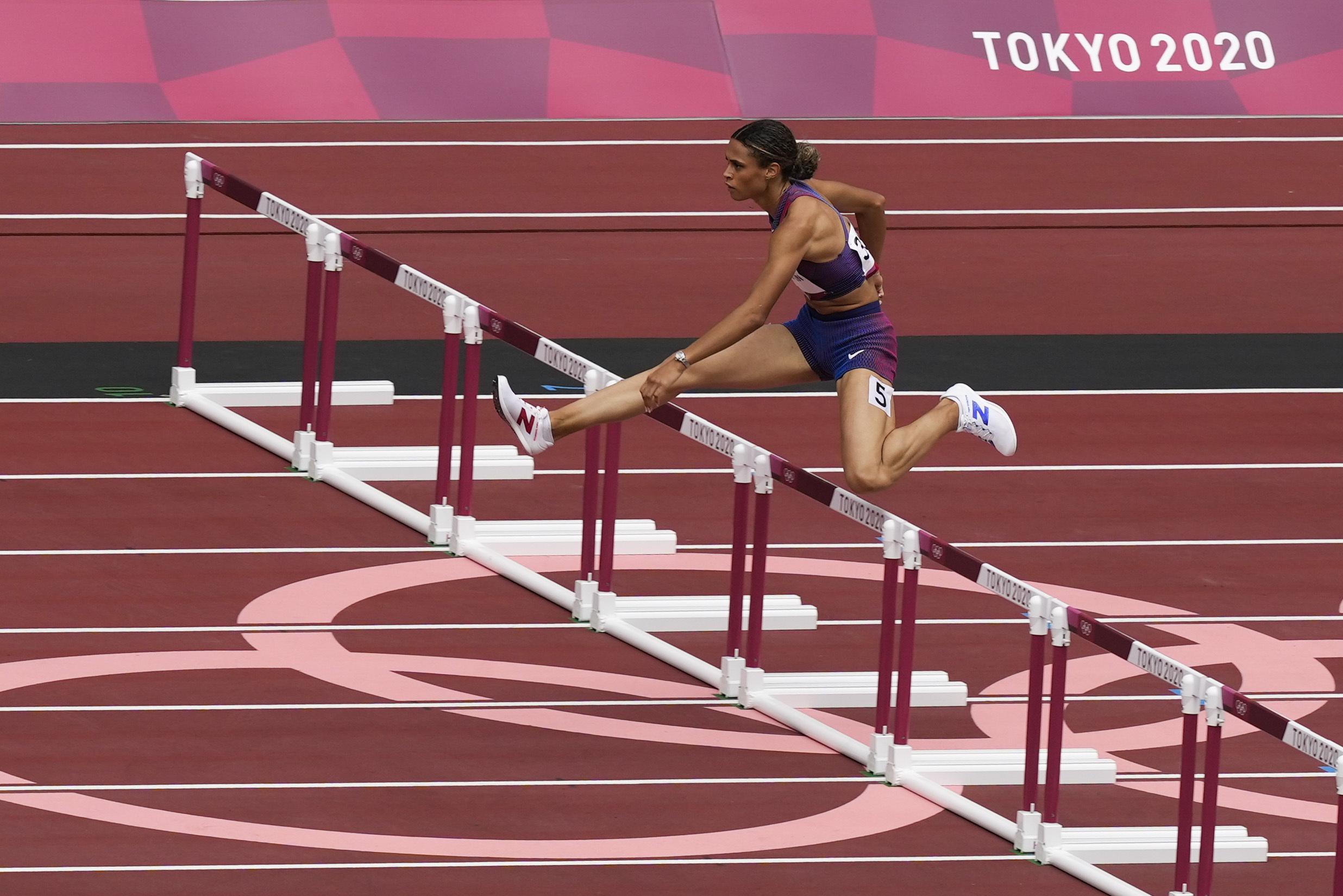 Las mujeres estadounidenses compiten en los 400 metros con vallas