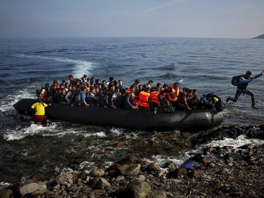 España: Rescatistas sacan a 208 migrantes de barcos en el mar y el océano