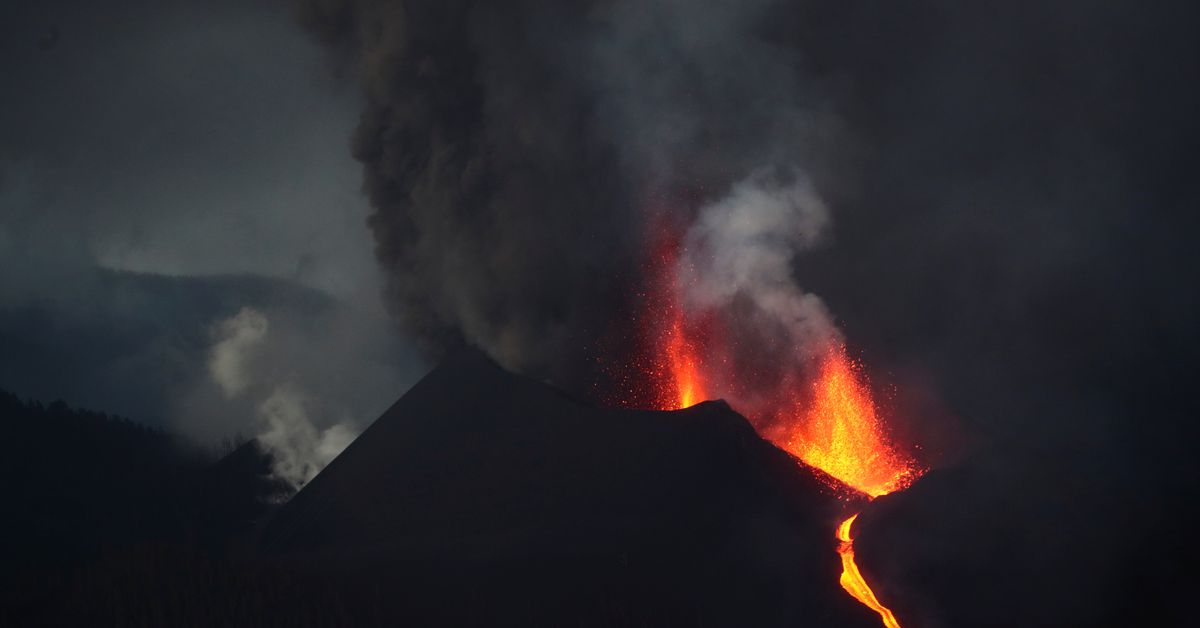 Cientos de personas evacuadas después de que la lava caliente amenazara hogares en la Palma de España