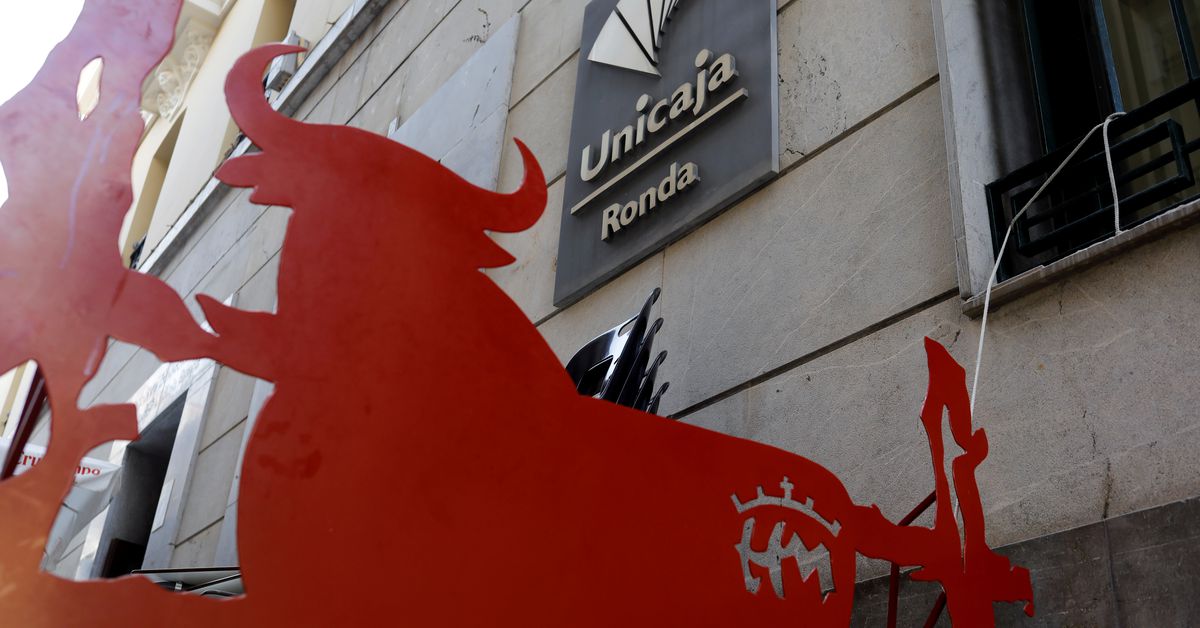 El sindicato dice que Unicaja recortará un 15% de su plantilla, más de una cuarta parte de las sucursales
