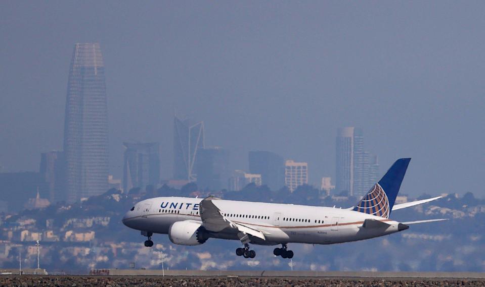 Un 787 Dreamliner de United Airlines aterriza en el Aeropuerto Internacional de San Francisco el 19 de octubre de 2021.