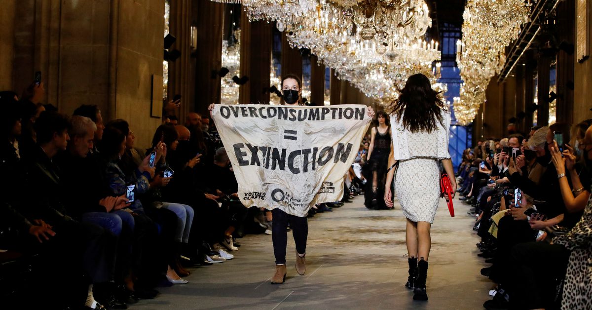 Manifestante contra el cambio climático interrumpe el espectáculo de Louis Vuitton en París