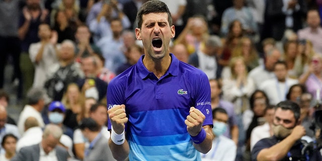El serbio Novak Djokovic responde después de derrotar al alemán Alexander Zverev durante las semifinales del US Open Tennis Championships, el viernes 10 de septiembre de 2021, en Nueva York. 