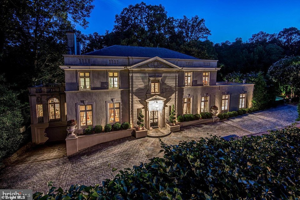 La enorme mansión está ubicada en el vecindario extremadamente rico de Massachusetts Avenue Heights en Washington, DC, donde las casas se han vendido por más de $ 16 millones.
