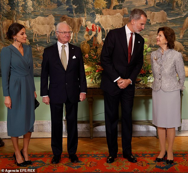 La visita de estado de dos días de Leticia y Felipe se organizó para fortalecer las relaciones de España con Suecia, ya que muchos españoles emigraron al país escandinavo.  En la foto: la Reina Letizia, el Rey Carl Gustaf de Suecia, el Rey Felipe de España y la Reina Silvia de Suecia