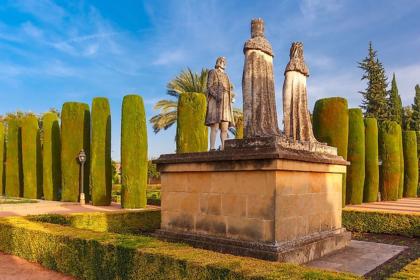 Estatuas de piedra de Cristóbal Colón y los Reyes Católicos en España