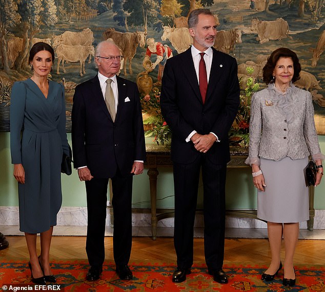 La reina Letizia, de 49 años, y su esposo el rey Felipe, de 53, asistieron a una recepción en su honor en Estocolmo el jueves, acompañados por el rey Carlos Gustavo de Suecia y la reina Silvia (en la foto)
