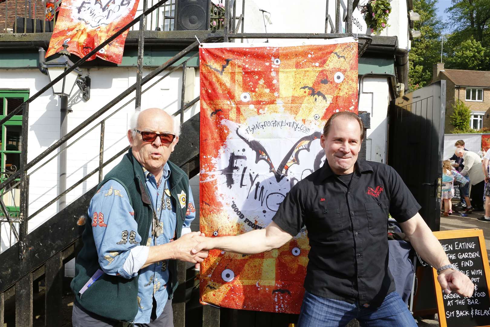 El artista Ralph Steadman con el CEO de American Flying Dog Brewery, Jim Caruso, en un evento en Loose en 2016