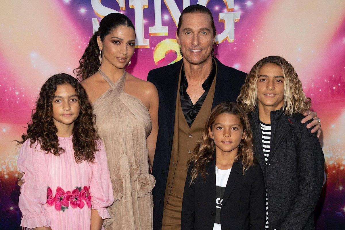 Matthew McConaughey llega a la alfombra roja de Sing 2 con su esposa Camila Alves McConaughey y sus tres hijos