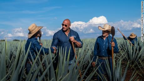Dwayne Johnson en México se reúne con algunos de los socios agrícolas detrás de Tequila Teremana.