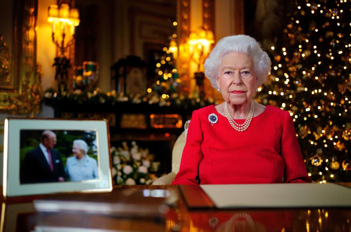 La Reina saluda al Príncipe Felipe mientras se prepara para la Navidad en Windsor