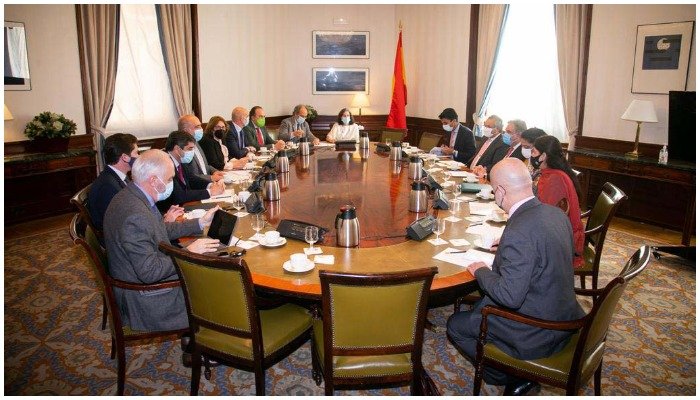 El Ministro de Asuntos Exteriores Makhdoom Shah Mahmood Qureshi se reunió con el Presidente y los miembros del Comité de Relaciones Exteriores de España en Madrid el 11 de enero de 2022. - PID