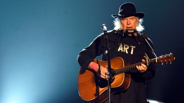 Neil Young exige que Spotify elimine su música por desinformación de Joe Rogan COVID-19