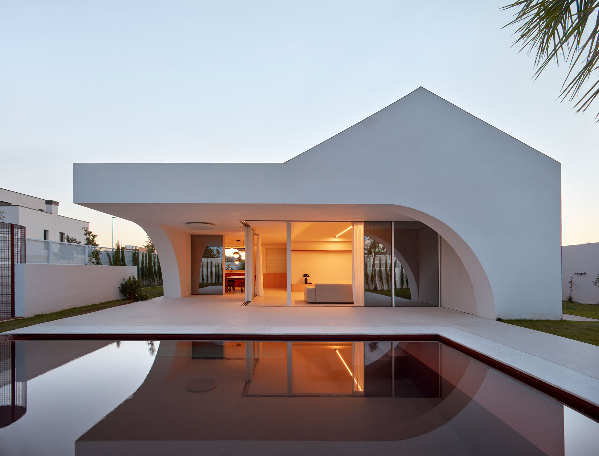 Casa arquitectónica corta una forma impresionante en la costa de España