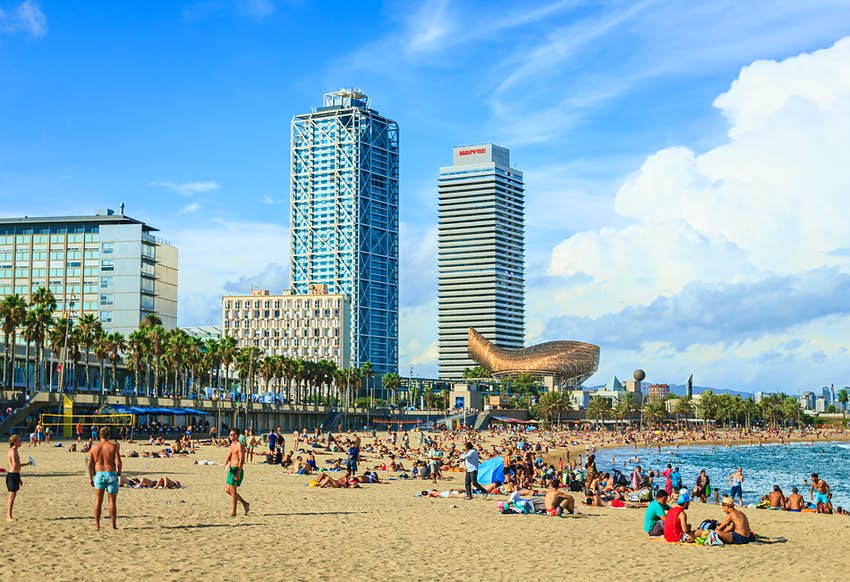 Muchos turistas y lugareños disfrutan de una famosa playa en Barcelona, ​​​​España