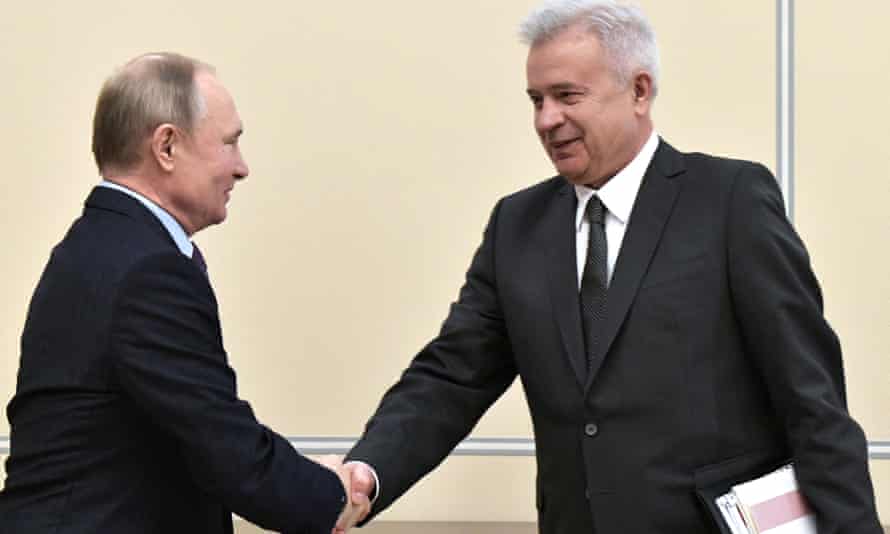 El presidente Vladimir Putin le da la mano a Vagit Alekperov, jefe de Lukoil, en Moscú.