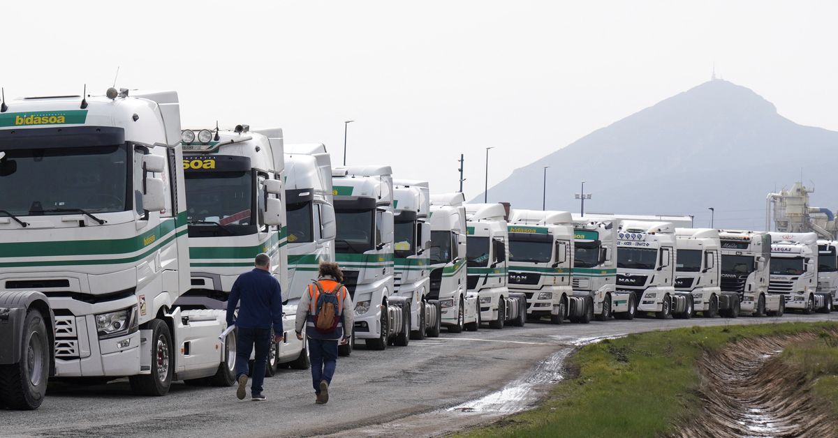 La huelga de camioneros en España trastorna la industria alimentaria
