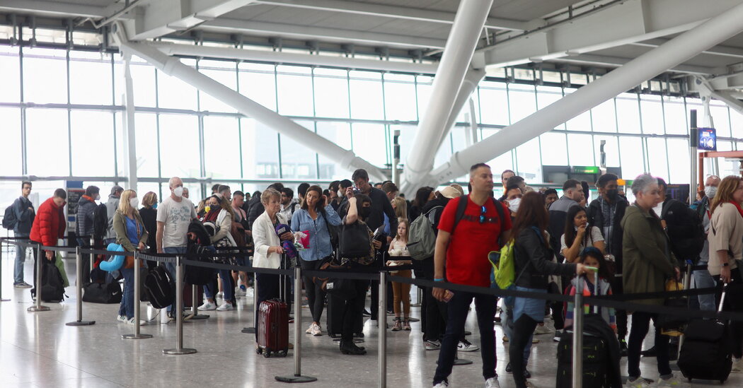 Los aeropuertos de Europa se enfrentan al caos a medida que los viajeros regresan