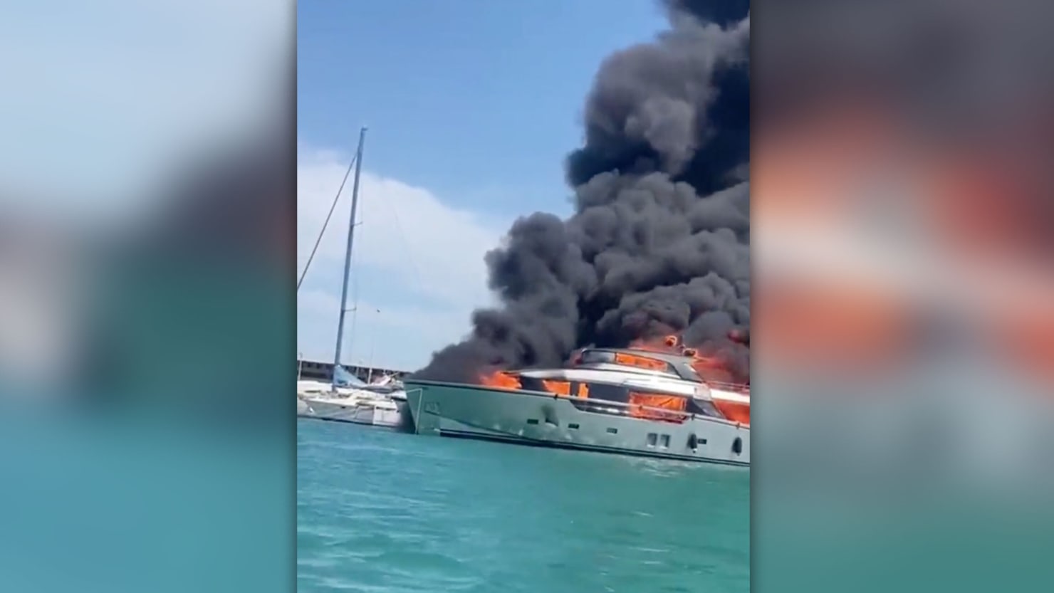 Mira este yate de 88 pies de altura en un puerto de Valencia, España, arder en un incendio forestal en el mar