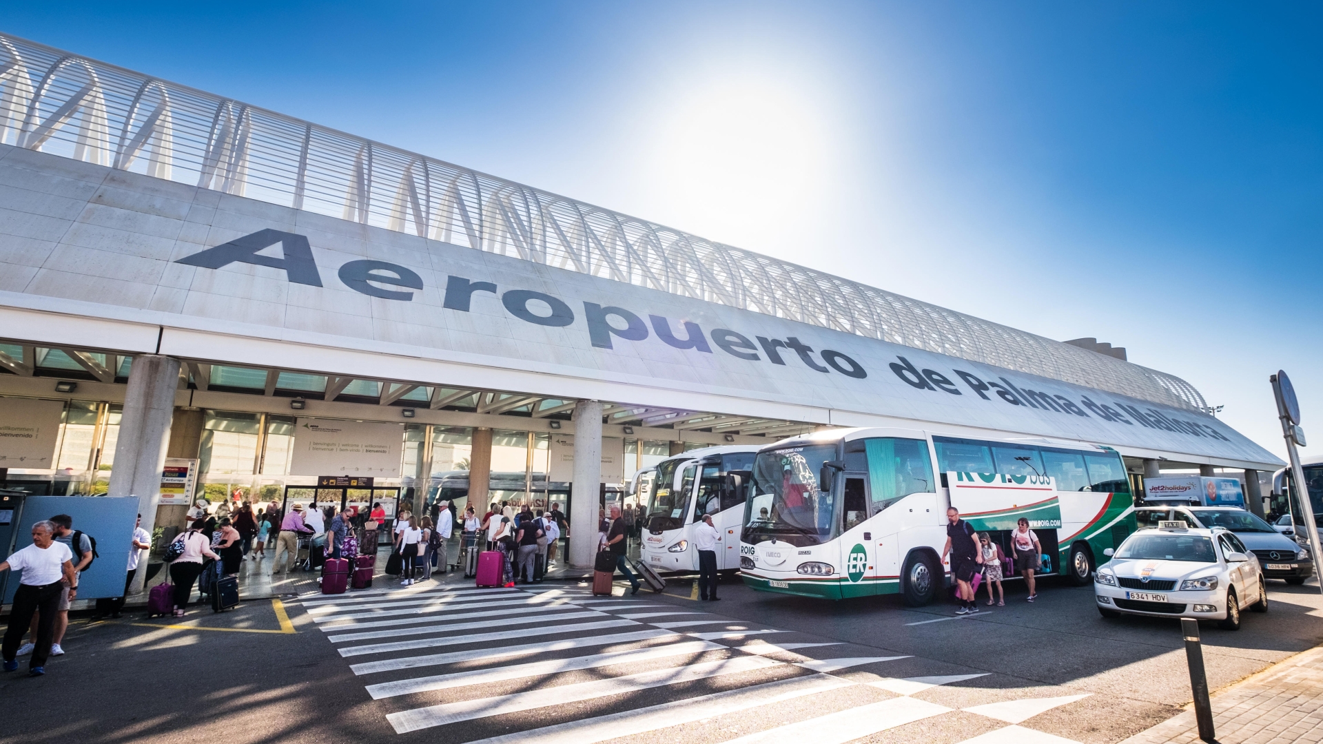 Advertencia de vacaciones ya que los británicos permanecen atrapados en enormes colas en los aeropuertos de España