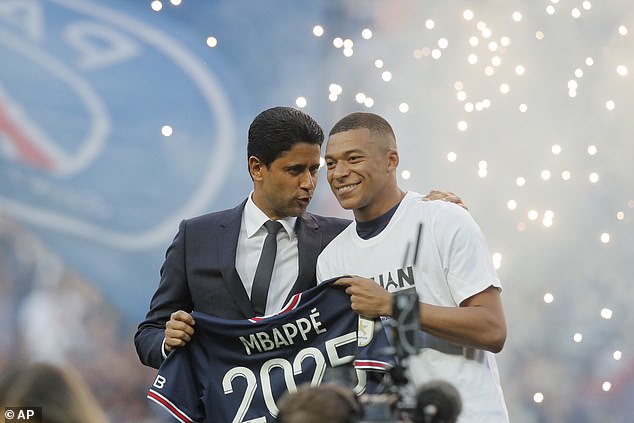 Kylian Mbappe apoya al presidente del Paris Saint-Germain, Nasser Al-Khelaifi, luego de acordar extender el contrato por tres años hasta 2025 para quedarse en el Parque de los Príncipes.