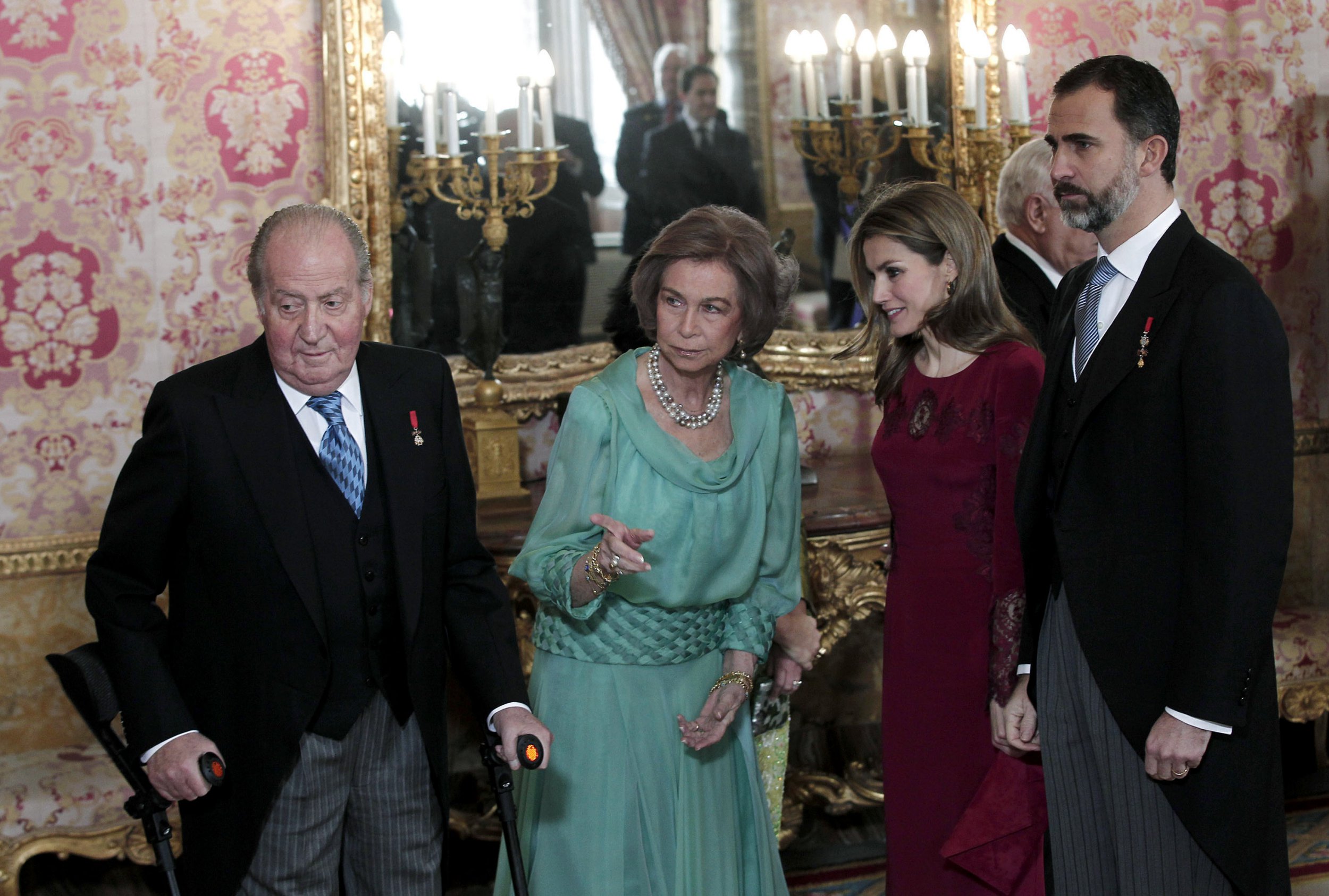 El ex rey de España Juan Carlos puede regresar del exilio después de que se pospusieran los casos en España y Suiza