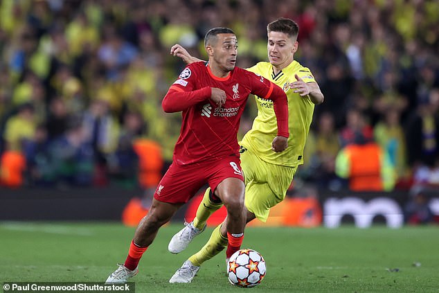 El centrocampista del Liverpool Thiago Alcántara regresa esta noche a España para jugar contra el Villarreal en el partido de vuelta
