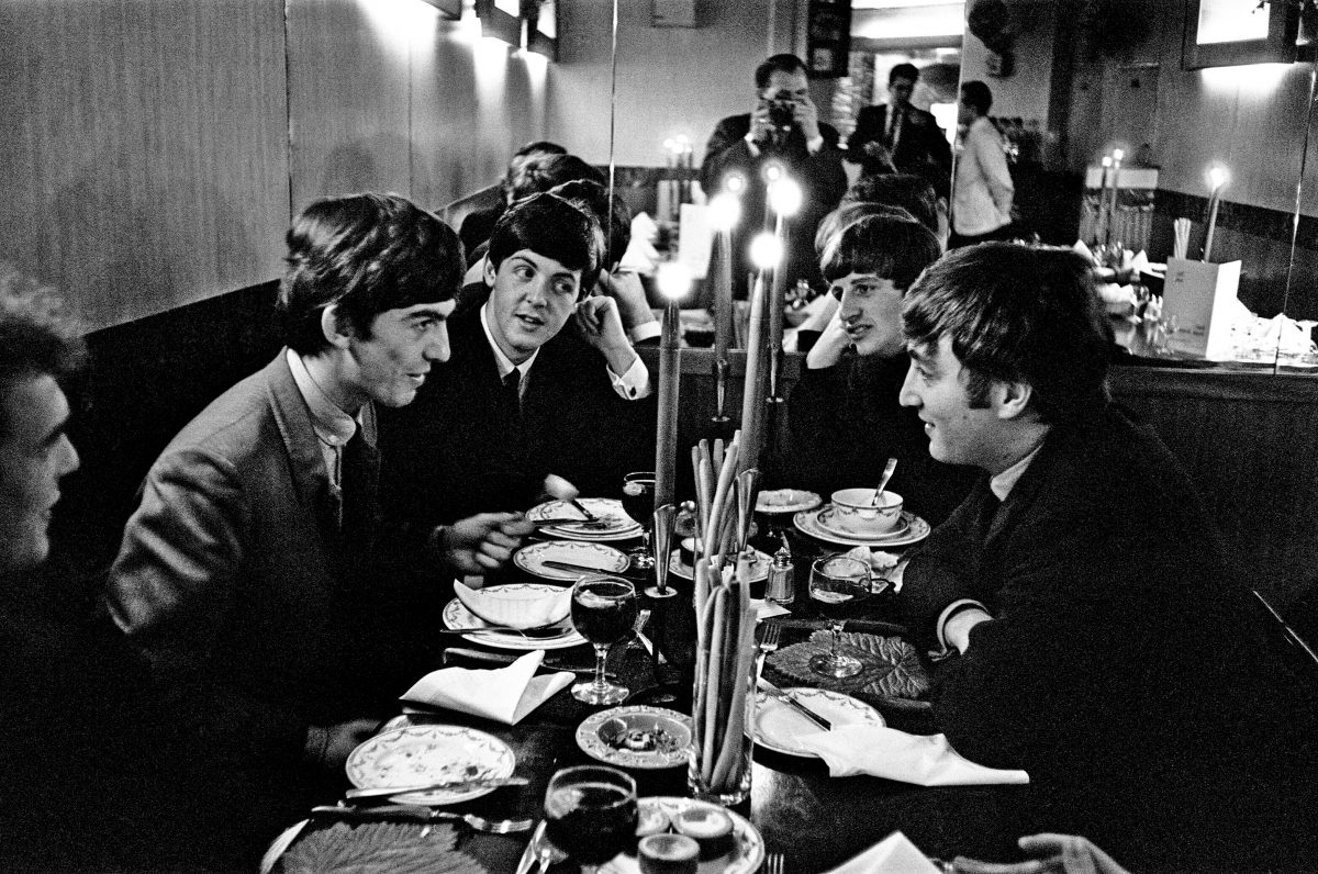 George Harrison de los Beatles, Paul McCartney, Ringo Starr y John Lennon en una mesa durante "el dia de ayer" era