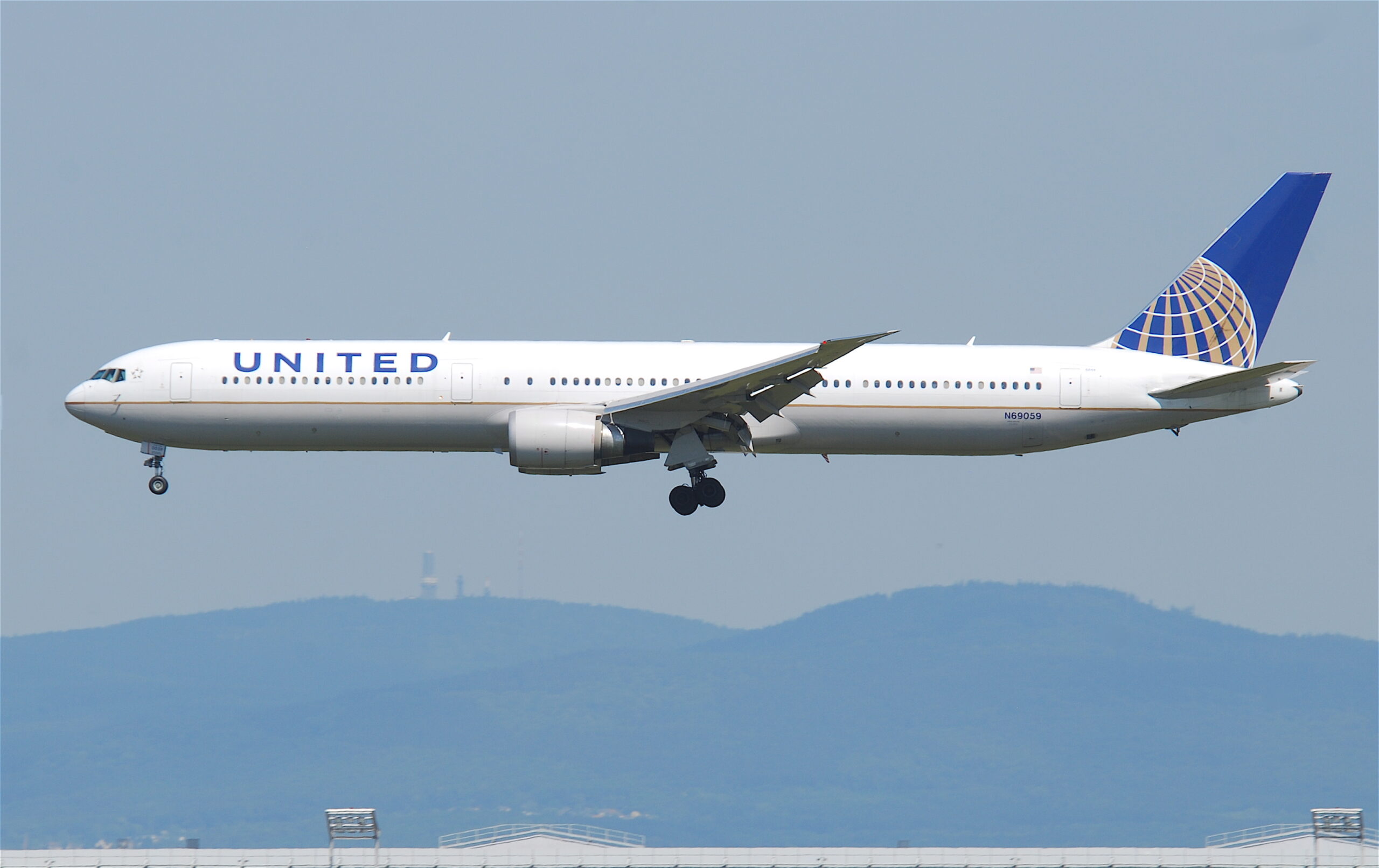 United reanuda vuelos entre Washington y España