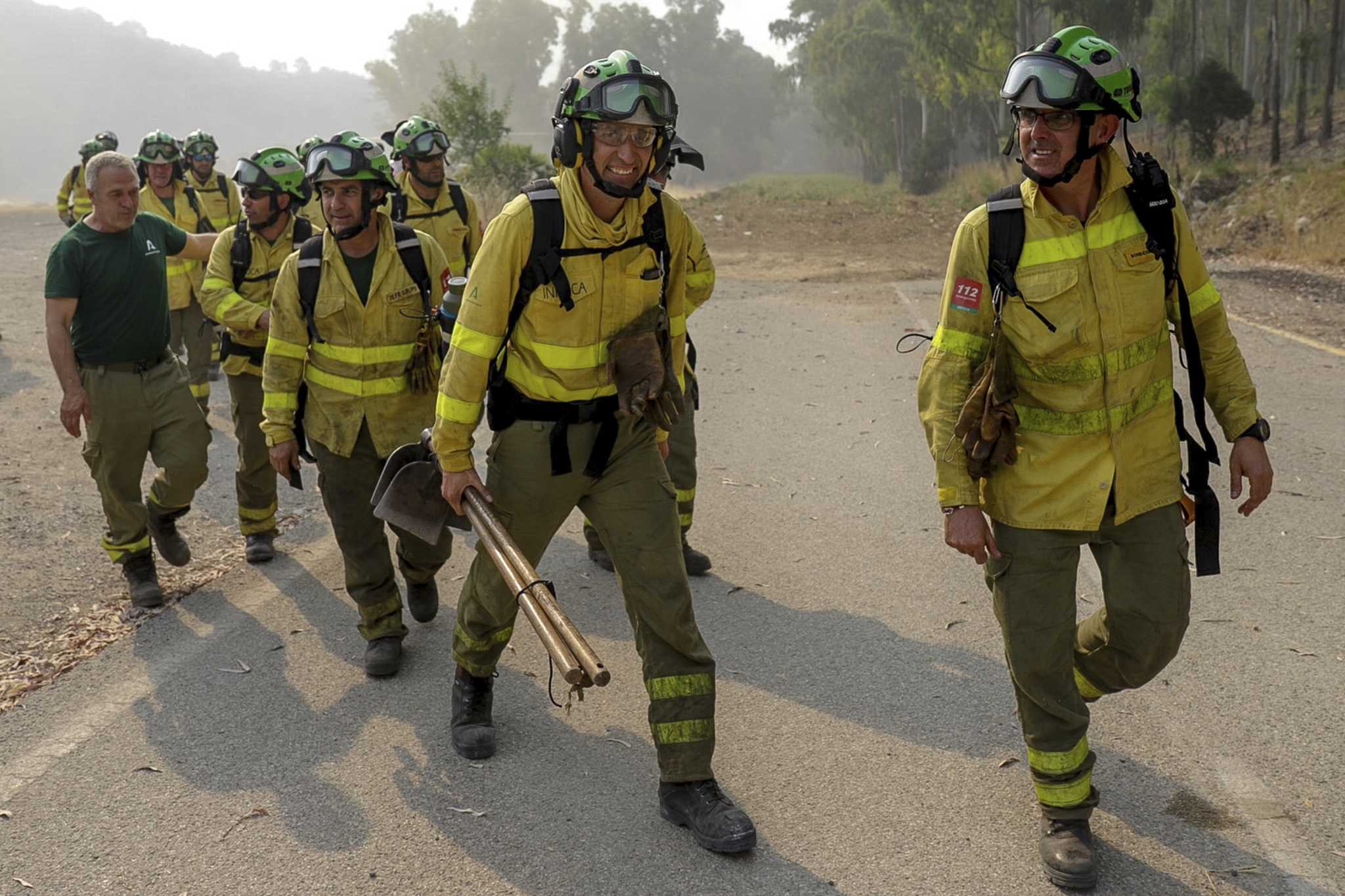 España evacua a 2.000 personas mientras las cuadrillas se apresuran a controlar los incendios forestales