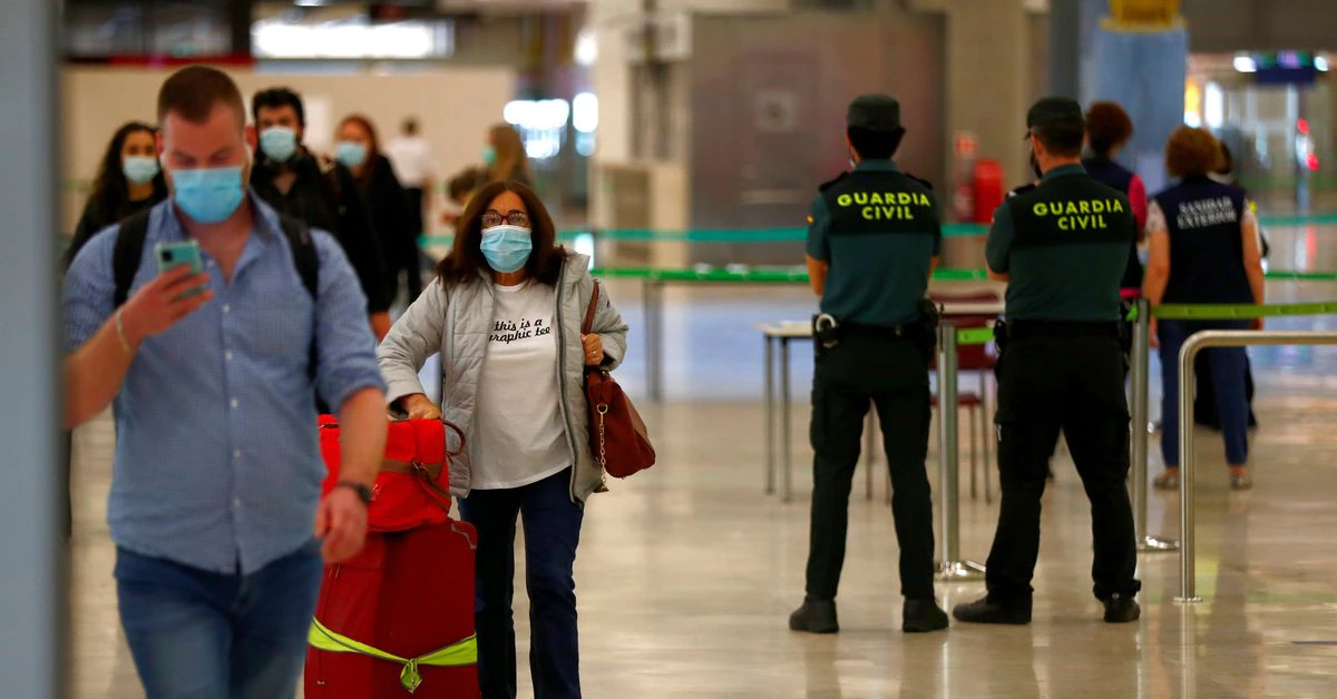 Largas colas en el aeropuerto de Madrid provocan una ola de contrataciones para hacer frente al aumento del turismo