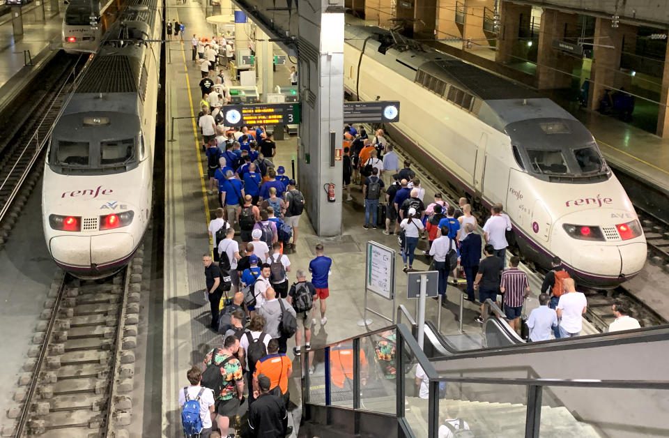 Los aficionados del Rangers abandonan la estación de tren de Santa Justa en Sevilla tras el partido de la final de la UEFA Europa League de anoche.  Fecha de la foto: jueves, 19 de mayo de 2022.