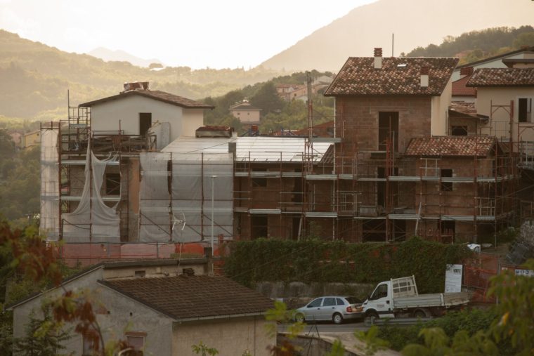 Un sitio de construcción de costo activo en L'Aquila, Italia, el 5 de octubre de 2020. El 5 de octubre en Italia existe la posibilidad de solicitar un 110 % de descuento en la súper recompensa por eficiencia energética (Foto de Lorenzo Di Cola/NurPhoto a través de Getty Images)