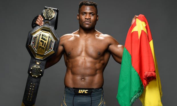 Francis Ngannou sostiene la bandera de Camerún y el cinturón de UFC después de ganar el evento UFC 270 en California en enero.