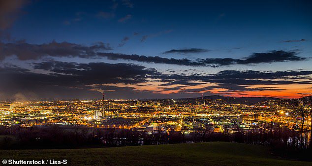 Linz, en Austria, apagará las luces de docenas de edificios históricos durante la noche para ahorrar energía, y Salzburgo está a punto de hacer lo mismo.