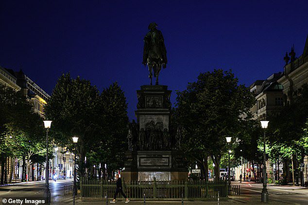 Berlín atenúa las luces que normalmente iluminan la estatua de Federico el Grande, mientras la ciudad intenta ahorrar energía en medio de una inminente crisis energética.