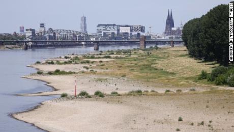 Bancos y agua baja en el río Rin durante una ola de calor el 18 de julio de 2022 en Colonia, Alemania.