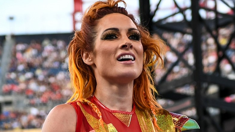Becky Lynch le da un gran golpe a Roman Reigns