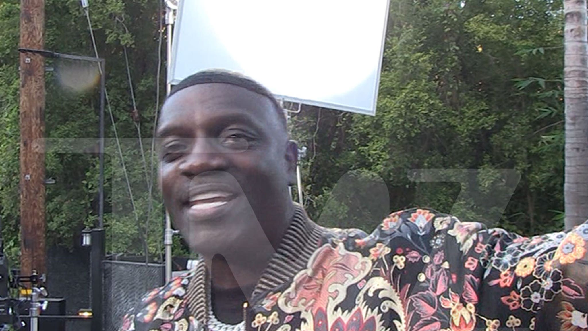 Akon les dice a los que odian que atrapen a Kanye sobre los contenedores vacíos, está ayudando a las personas sin hogar