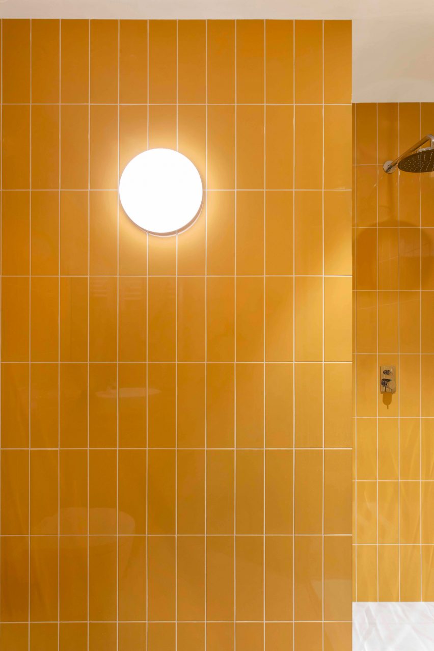 Azulejos amarillos en el baño.