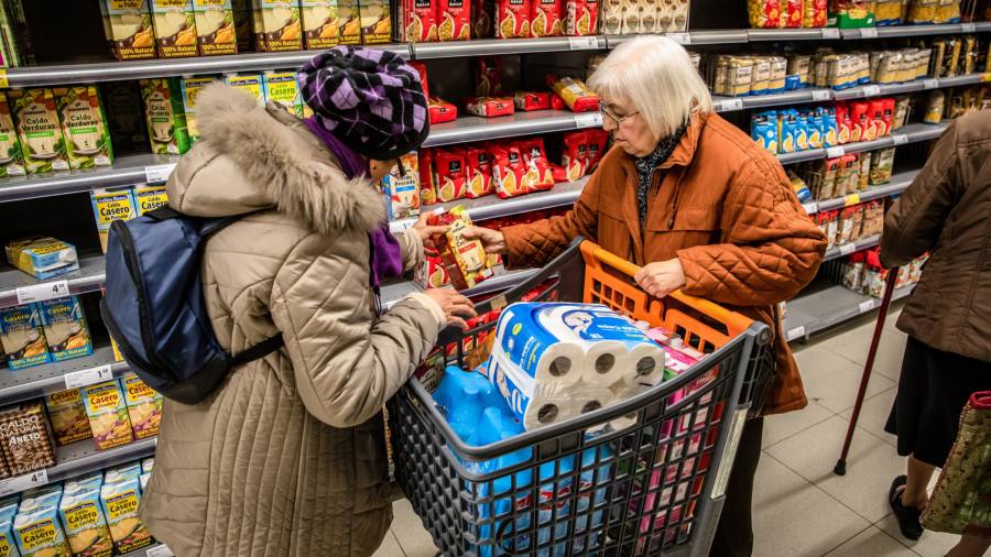 La vicepresidenta de España, Yolanda Díaz, baja los precios de los supermercados