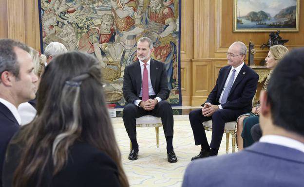 El alcalde de Málaga, Francisco de la Torre, junto al rey en un mitin este lunes en Madrid. 