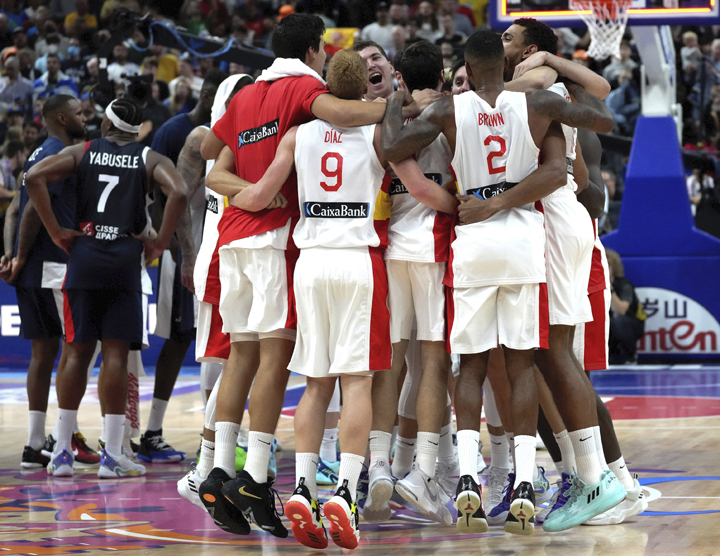 España ganó el título del Campeonato Europeo de Baloncesto y Francia lideró 88-76 por el oro.
